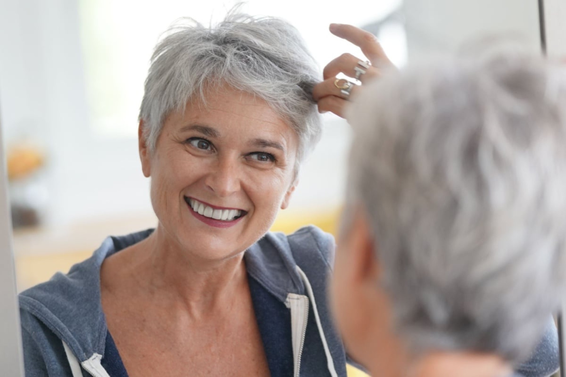 Com o tempo, os cabelos perdem brilho e nutrientes, tornando-se mais frágeis (Imagem: goodluz | Shutterstock) -  (crédito: EdiCase)