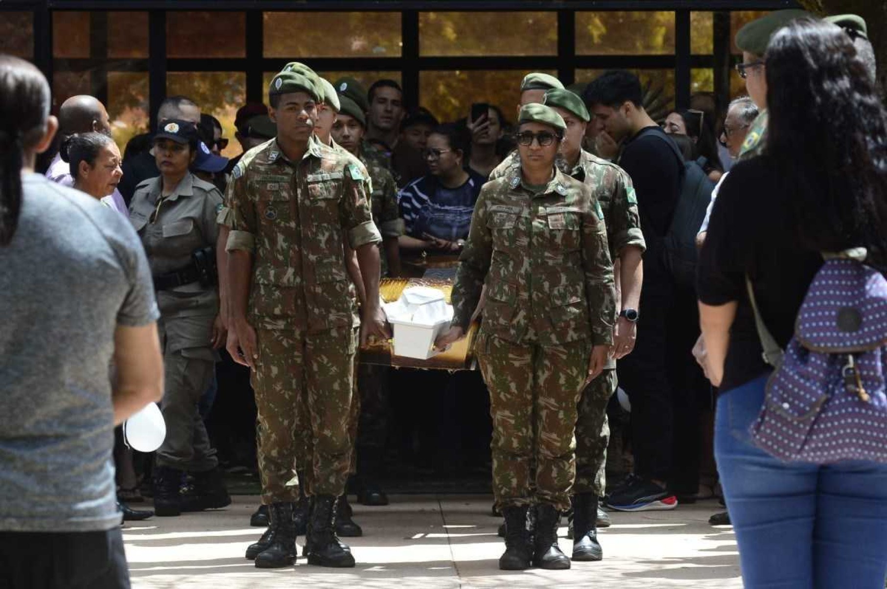 Colegas de farda do irmão de uma das vítimas fizeram questão de carregar os caixões. Enterro reuniu dezenas de pessoas