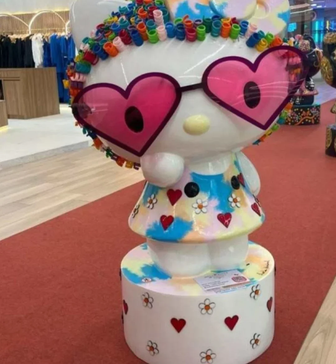 Uma exposição em Minas Gerais celebra os 50 anos de uma personagem que é muito querida das crianças: a Hello Kitty. A mostra tem esculturas personalizadas, criadas por artistas que usaram diferentes técnicas e estilos.  -  (crédito: Divulgação )