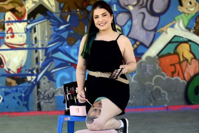 Letícia Costa faz sucesso nas redes sociais por pintar desenhos realistas no próprio corpo. O croqui de Rebeca Andrade levou cerca de seis horas para ser concluído -  (crédito:  Marcelo Ferreira/CB/D.A Press)