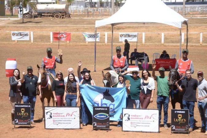 Haras Aba de Ailton Bernardino celebrando a vitória na competição equestres