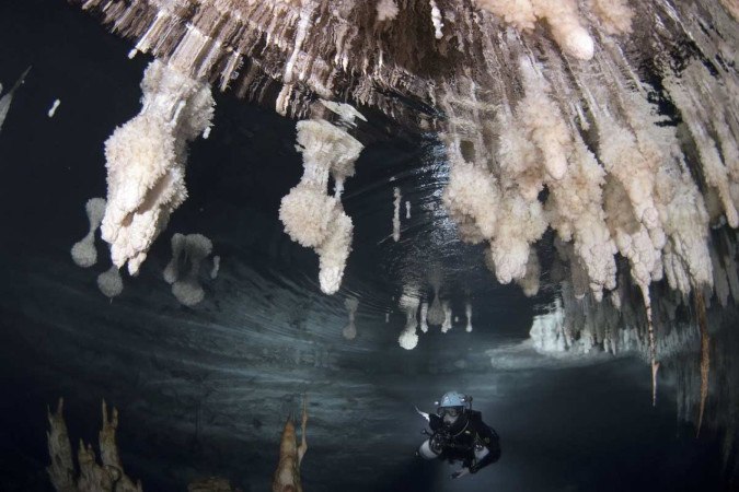 As estalagmites (formações rochosas) submersas cresceram quando o nível do mar estava muito mais baixo -  (crédito: M.À. Perelló)