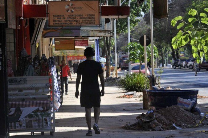 Não é incomum encontrar restos de obras, lixo e vegetação atrapalhando a passagem nas calçadas da W3 Sul 