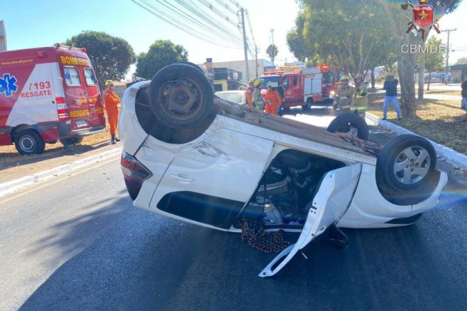 Fiat Mobi após capotar -  (crédito: CBMDF/Divulgação)