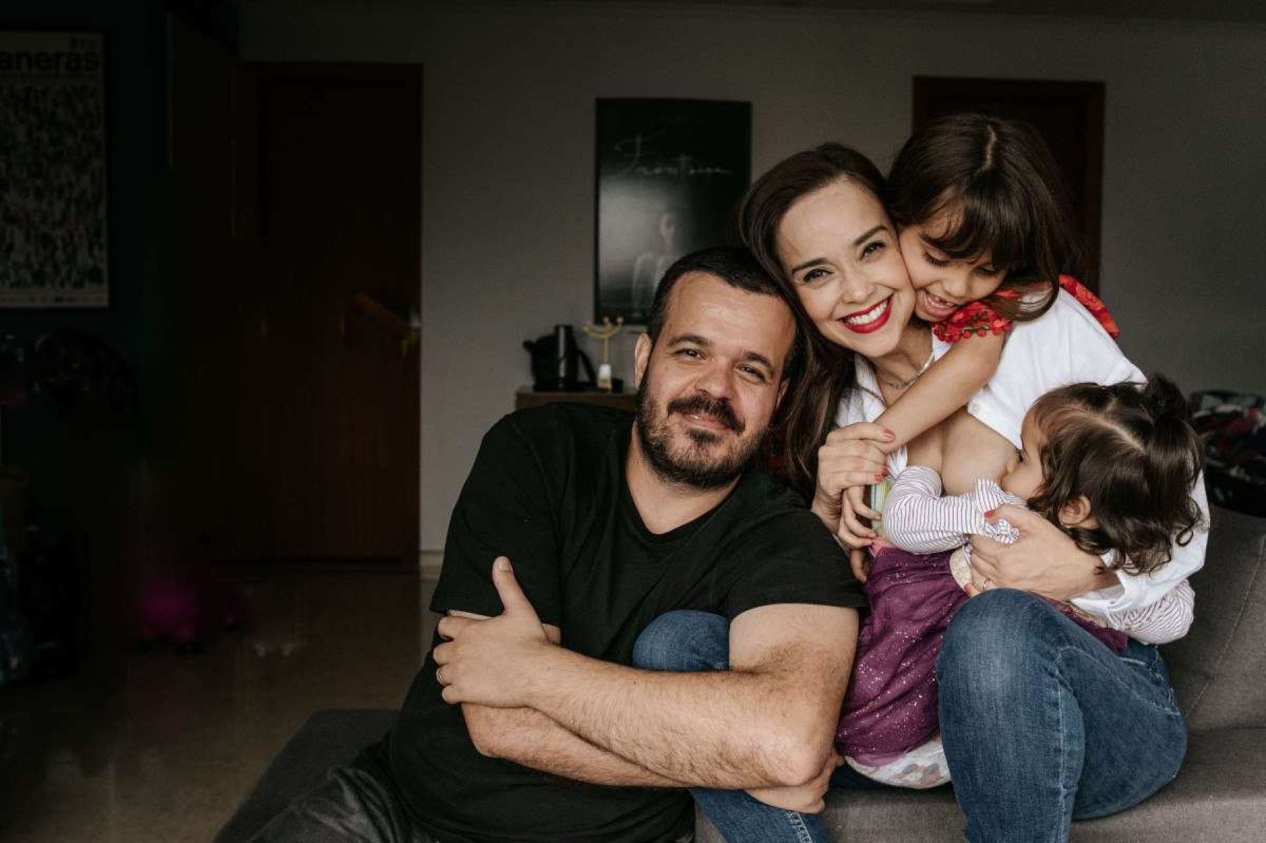 Debora Gomez com o marido, Luís Lopes, e as filhas, Clarice e Flora