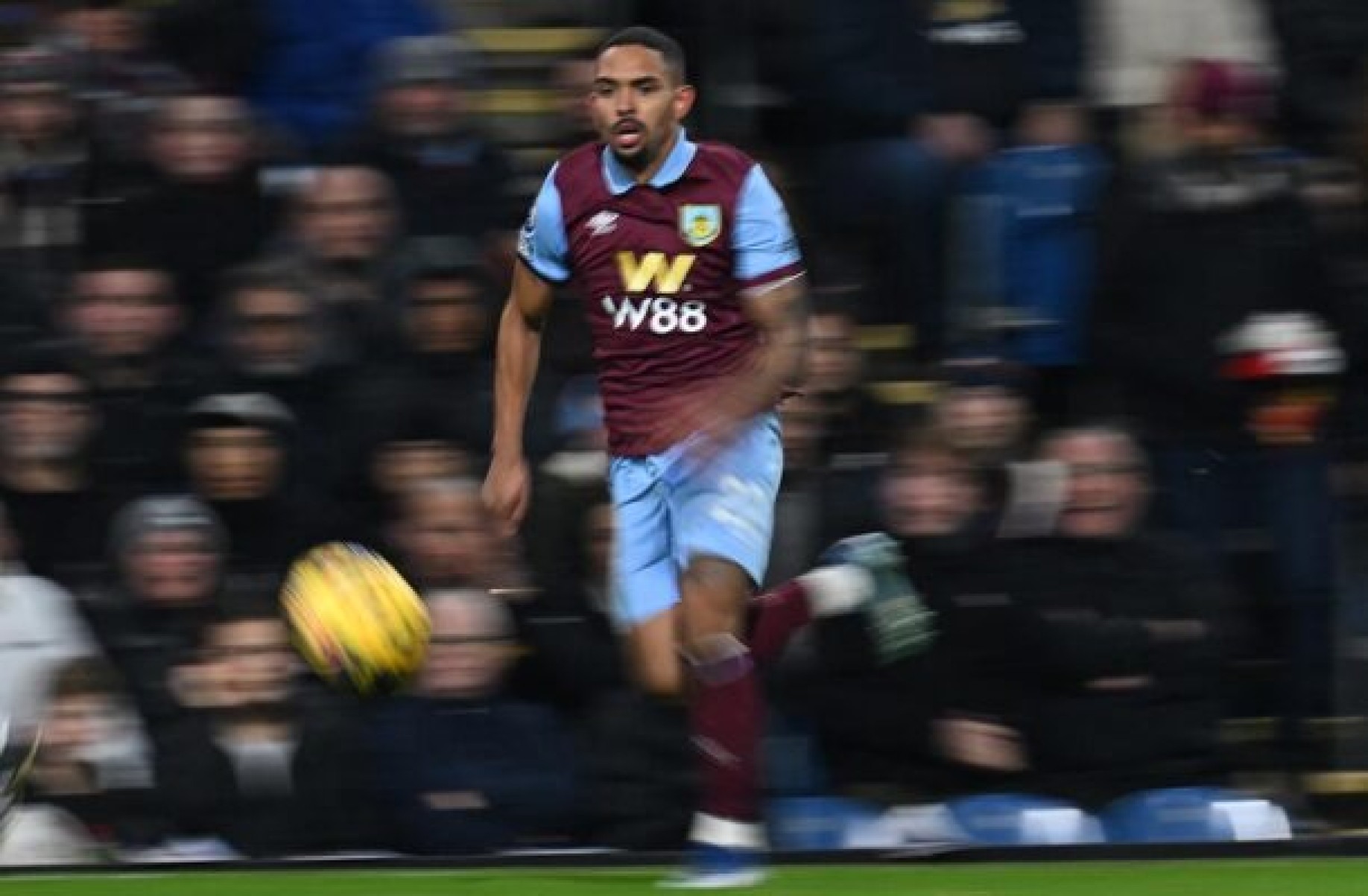  Burnley's Brazilian defender #22 Vitinho runs with the ball during the English Premier League football match between Burnley and Liverpool at Turf Moor in Burnley, north-west England on December 26, 2023. (Photo by Paul ELLIS / AFP) / RESTRICTED TO EDITORIAL USE. No use with unauthorized audio, video, data, fixture lists, club/league logos or 'live' services. Online in-match use limited to 120 images. An additional 40 images may be used in extra time. No video emulation. Social media in-match use limited to 120 images. An additional 40 images may be used in extra time. No use in betting publications, games or single club/league/player publications. /  (Photo by PAUL ELLIS/AFP via Getty Images)
     -  (crédito:  AFP via Getty Images)