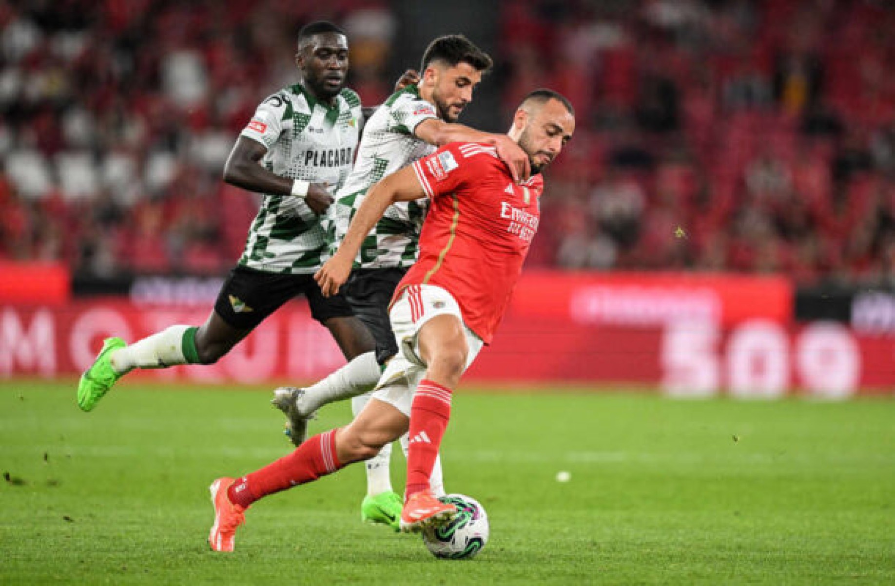 Jogadores de Moreirense e Benfica em disputa de bola no Português -  (crédito: Foto: Patricia de Melo Moreira/AFP via Getty Images)