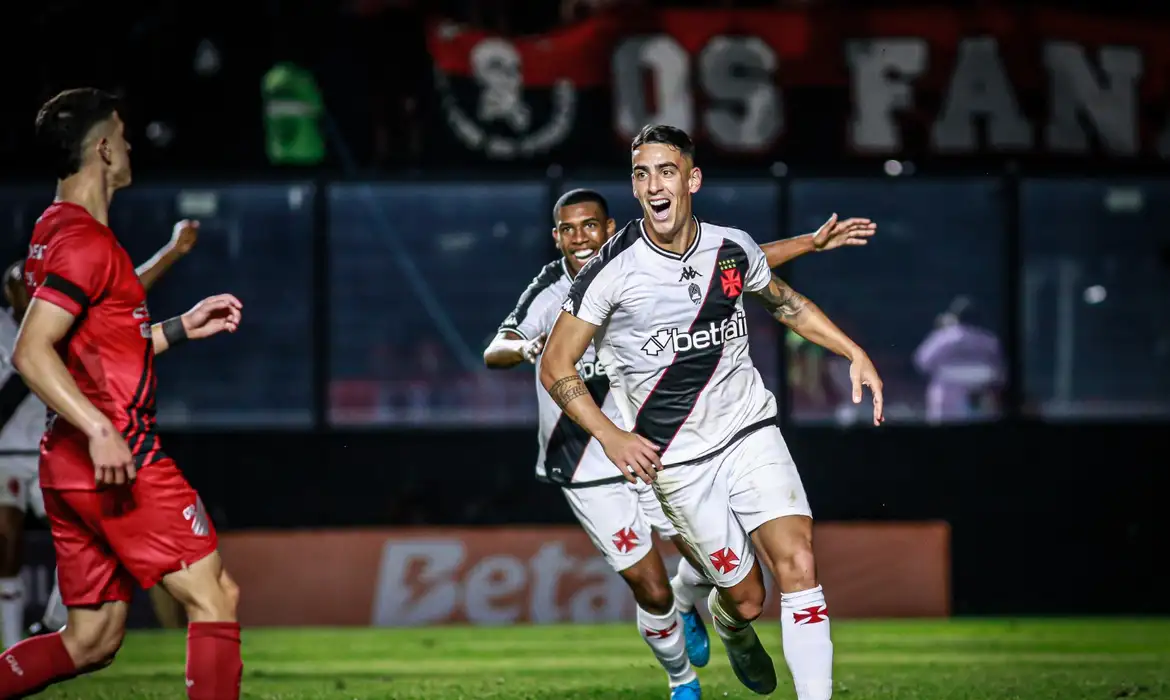 Copa do Brasil: Vasco sai na frente do Athletico por vaga na semi -  (crédito: EBC)