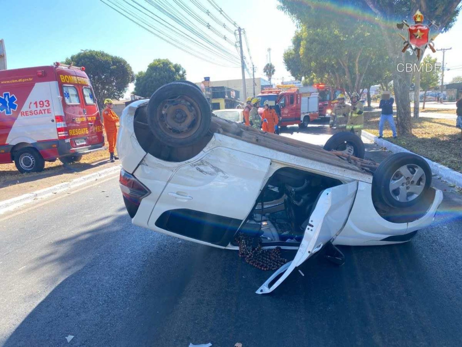 Veículo capota em avenida de Santa Maria e um homem fica ferido