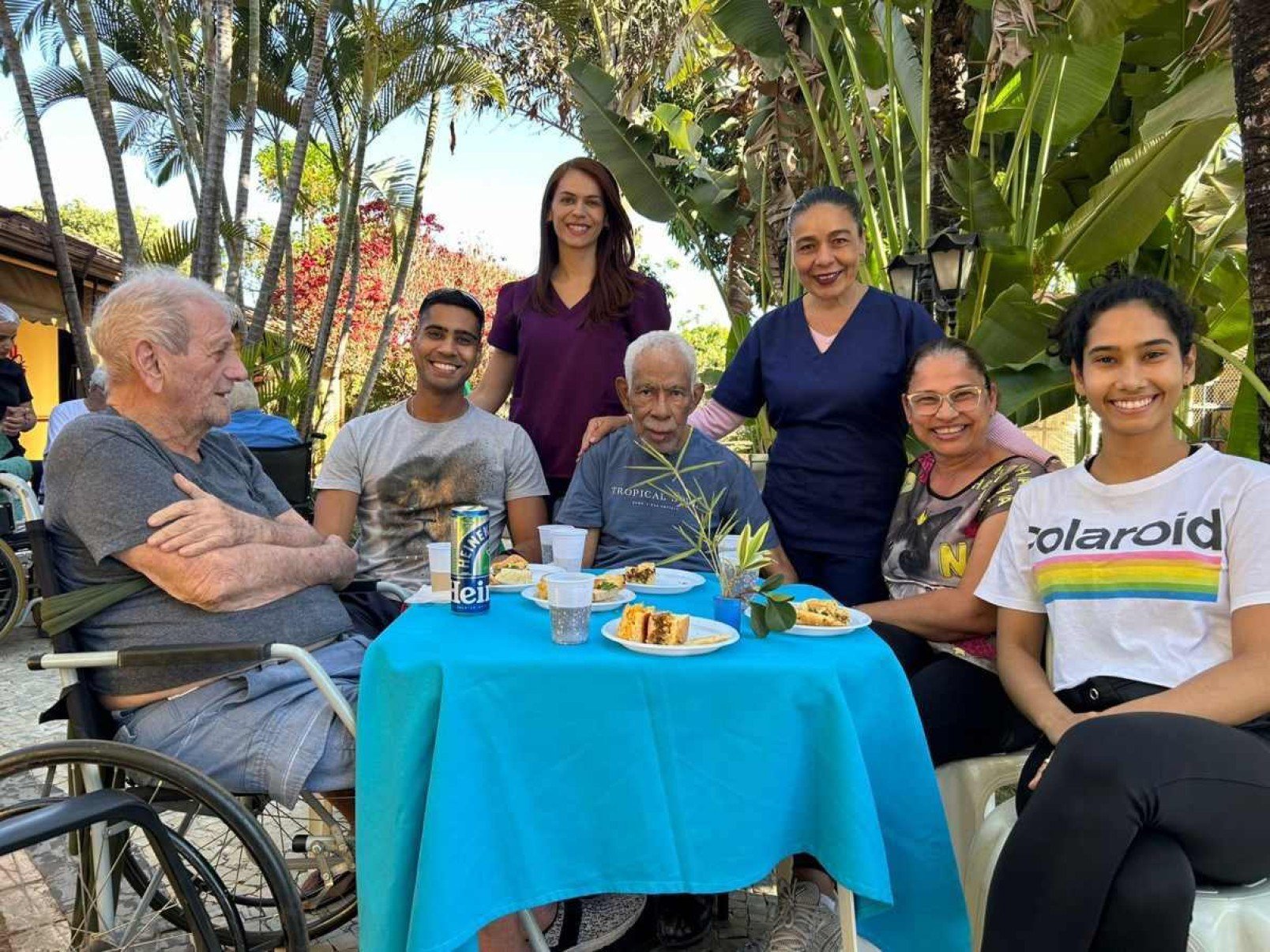 Karoline (roxo) e Francisca (azul) trabalham com o cuidado de idosos na Casa do Vovô