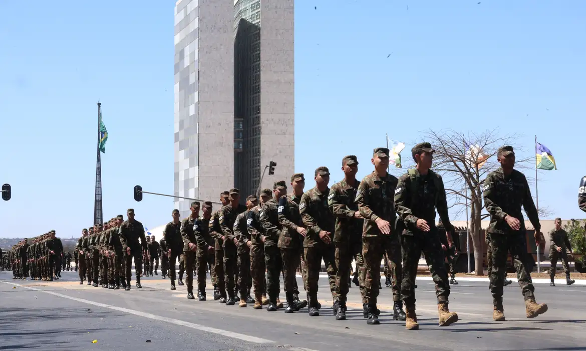 Por decreto, Lula autoriza ação de militares nas eleições municipais