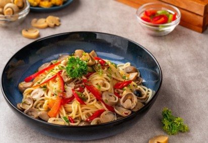 Macarrão ao alho e óleo com cogumelo (Imagem: Michaelnero | Shutterstock) - (crédito: EdiCase) Macarrão ao alho e óleo com cogumelo (Imagem: Michaelnero | Shutterstock) - (crédito: EdiCase)