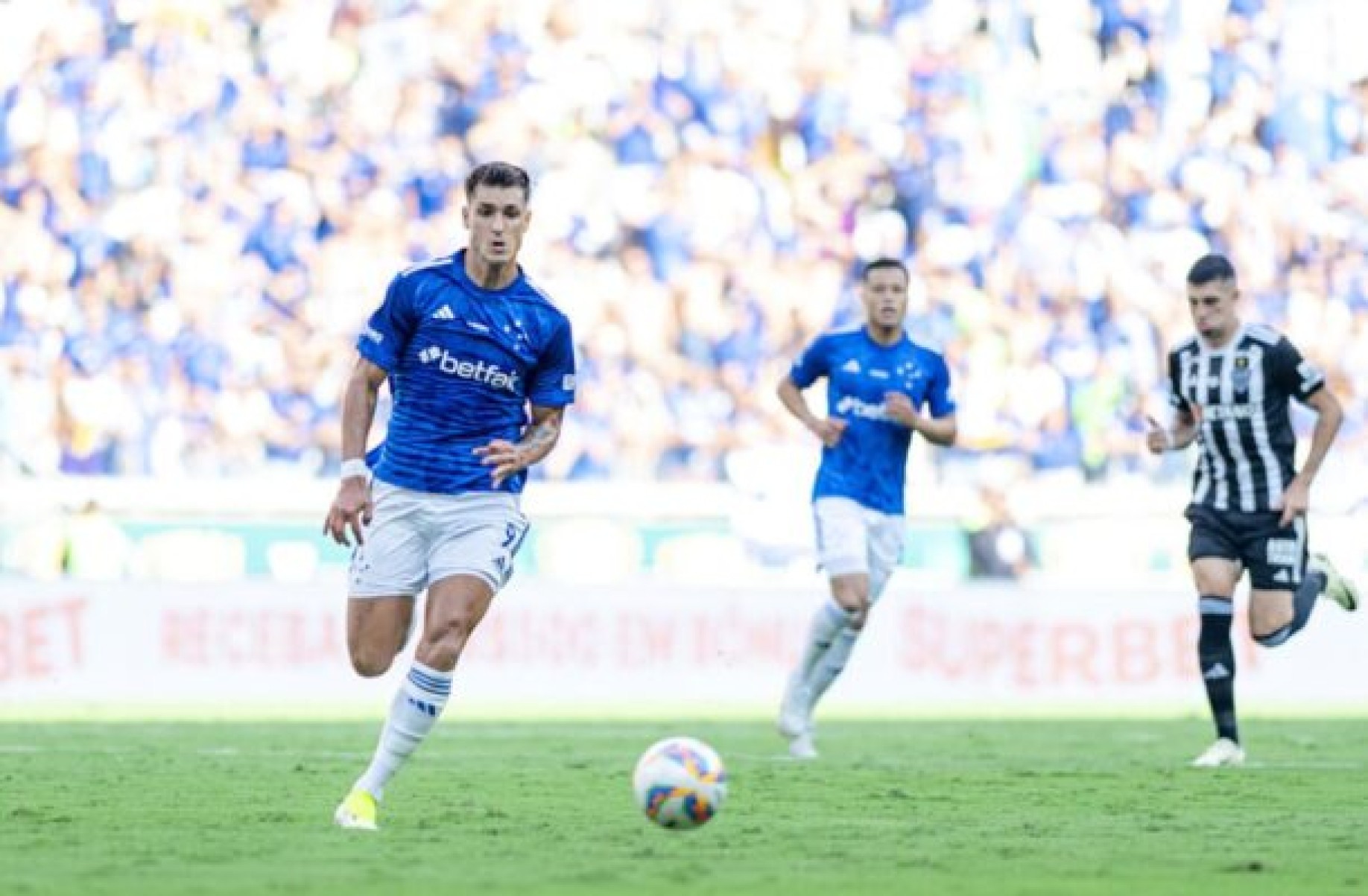 Dinenno, do Cruzeiro, passa por cirurgia após grave lesão no joelho