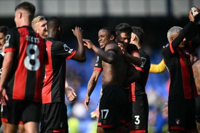 Sinisterra comemora gol da vitória virada do Bournemouth sobre o Everton -  (crédito: Foto: Paul Ellis / AFP  via Getty Images)