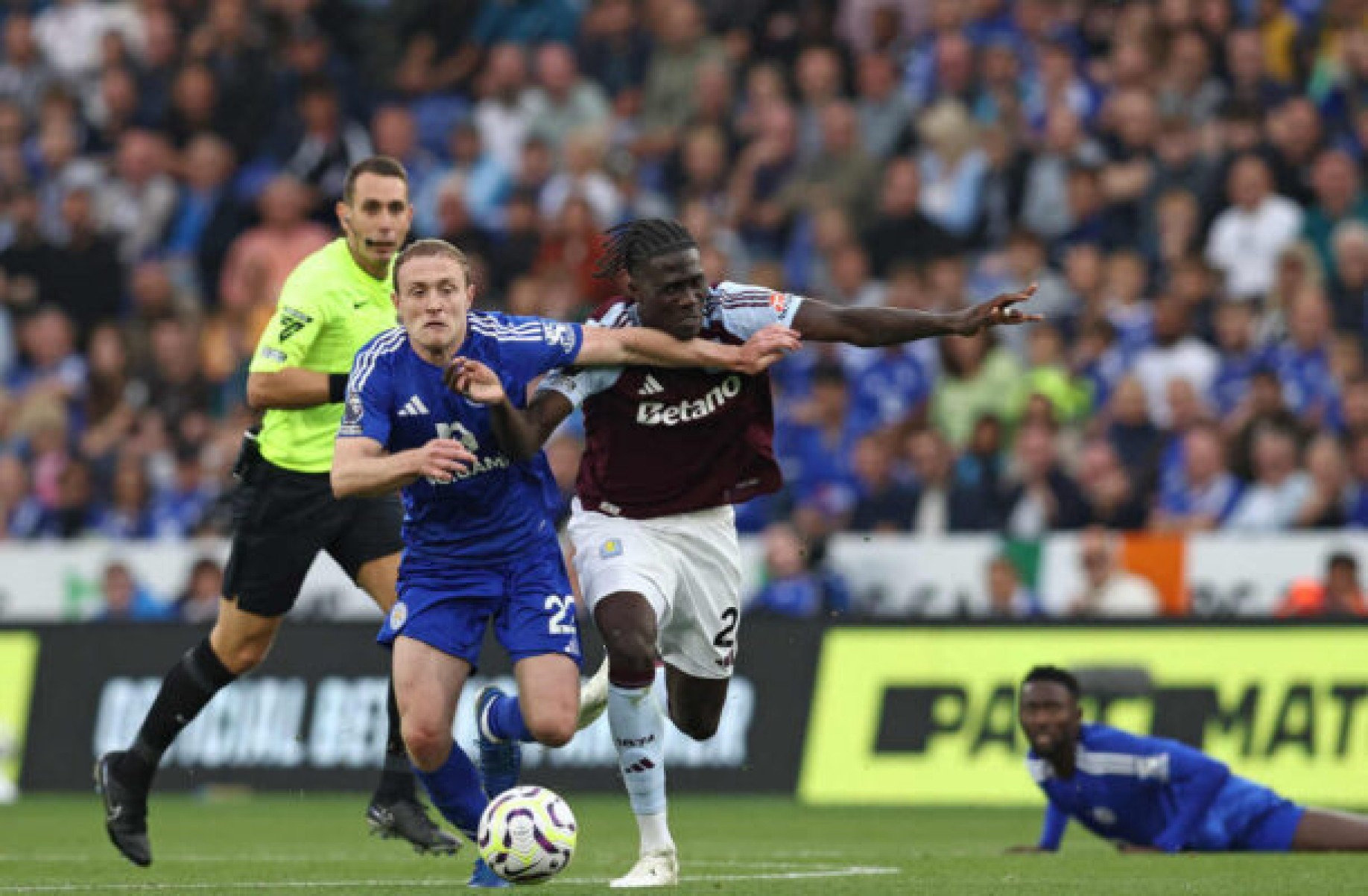 Oliver Skipp, do Leicester (de azul, à esquerda) disputa a bola com Onana, do Aston Villa, durante o duelo entre as equipes no Kimg Power Stadium -  (crédito: Foto: Darren Staples/AFP via Getty Images)