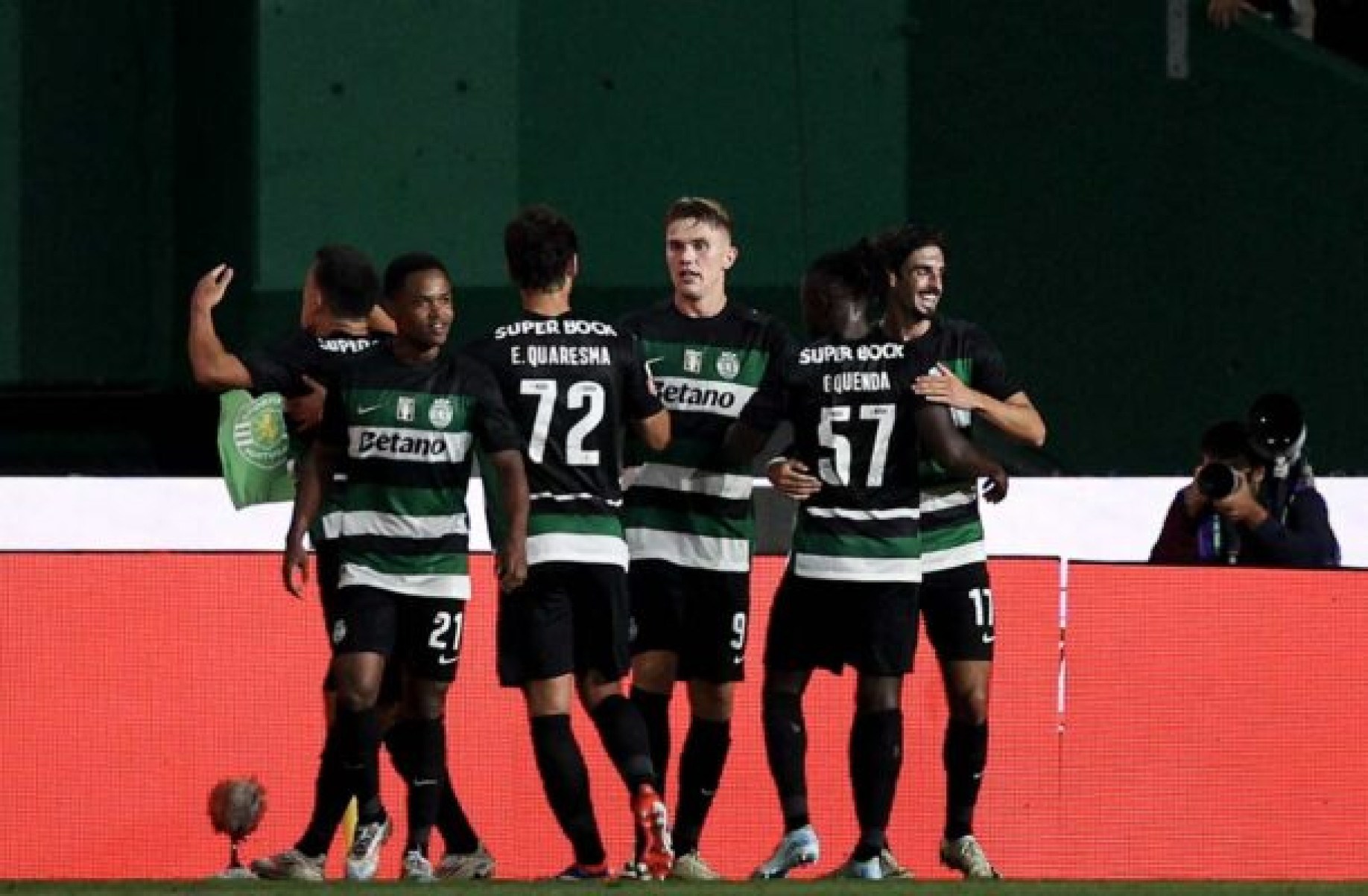 Sporting bate o Porto e se isola na liderança do Português