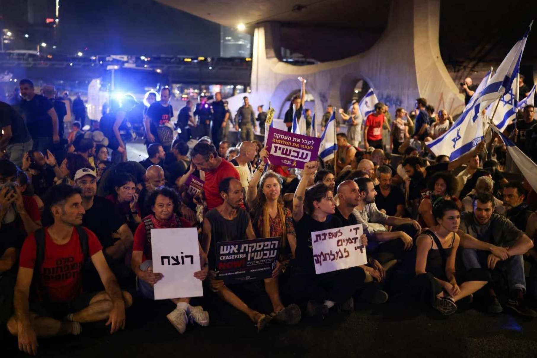 Onda de protestos toma conta de Israel após descoberta de corpos de reféns