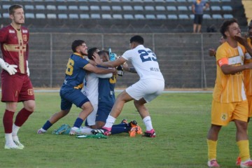 A desolação do Brasiliense enquanto o Retrô celebra a tarde heroica do goleiro Darley no Serejão, em Taguatinga -  (crédito:  Ed Alves/CB/DA.Press)