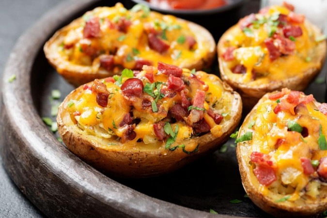 Batata recheada com bacon e queijo (Imagem: nelea33 | Shutterstock) -  (crédito: EdiCase)