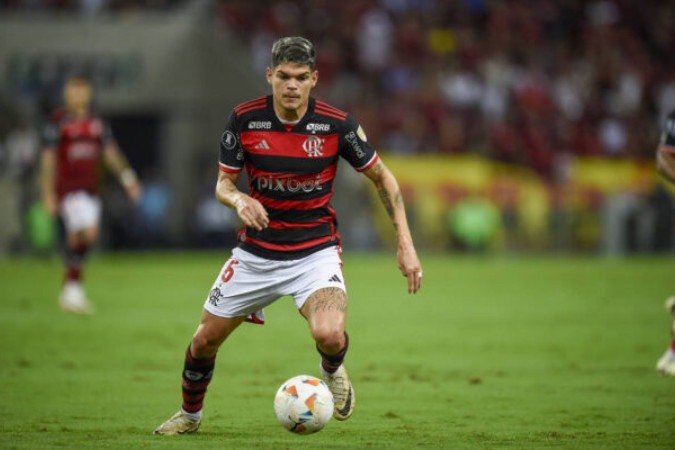 Ayrton Lucas desfalca Flamengo contra o Vasco -  (crédito: Marcelo Cortes /CRF)