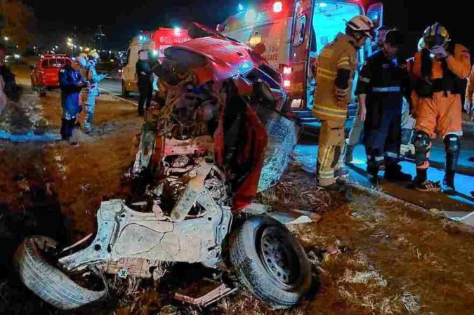 Carro ficou destruído após o capotamento -  (crédito: CBMDF/Divulgação)