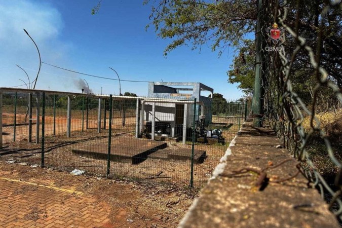 Bombeiros controlaram chamas que ameaçavam o centro de ensino no Plano Piloto -  (crédito: CBMDF/Divulgação)