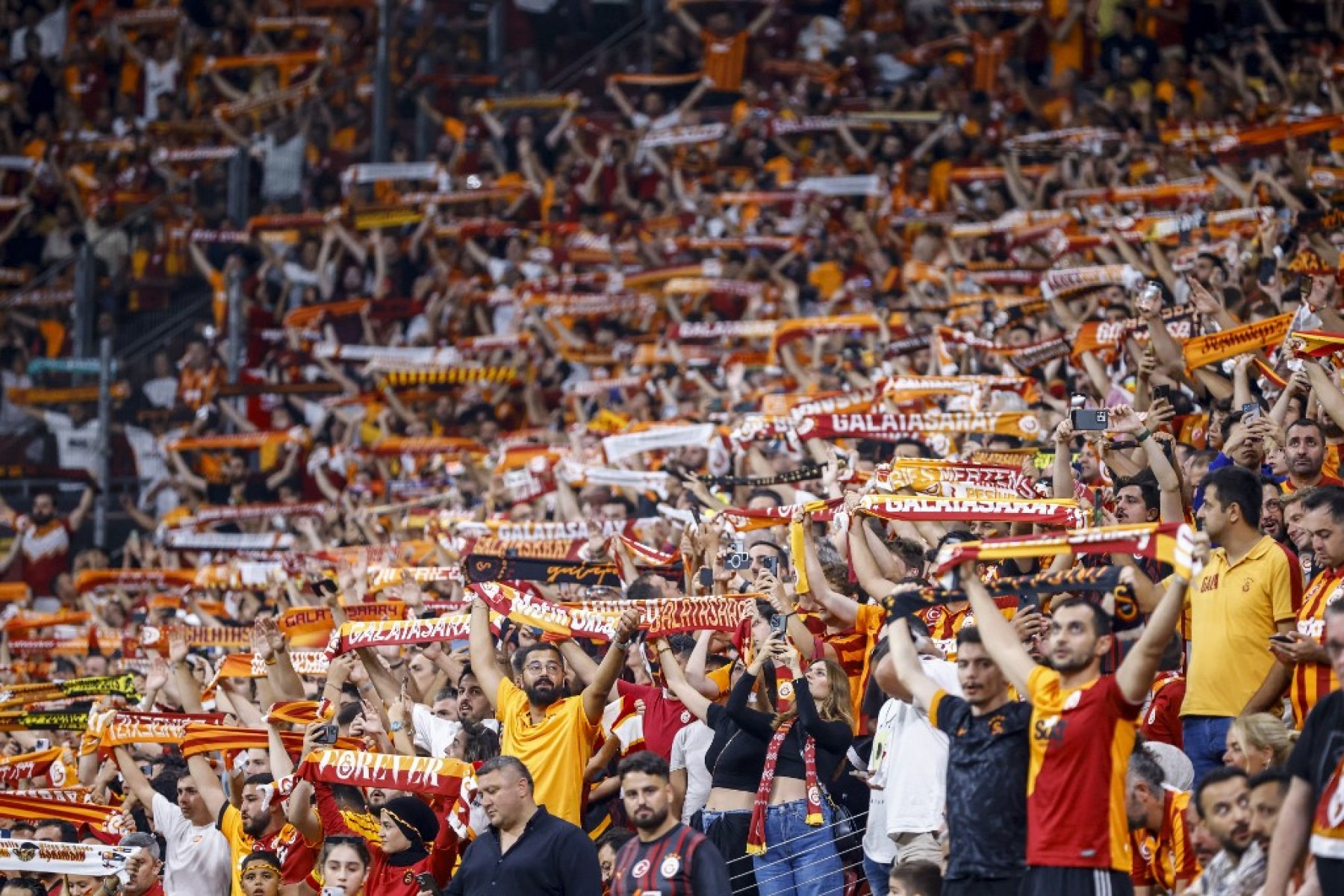  Galatasaray?s fans cheer on their team during the Champions League second leg play off football match between Galatasaray and Young Boys at the Rams Park stadium in Istanbul, on August 27, 2024. (Photo by KEMAL ASLAN / AFP)
       -  (crédito:  AFP)