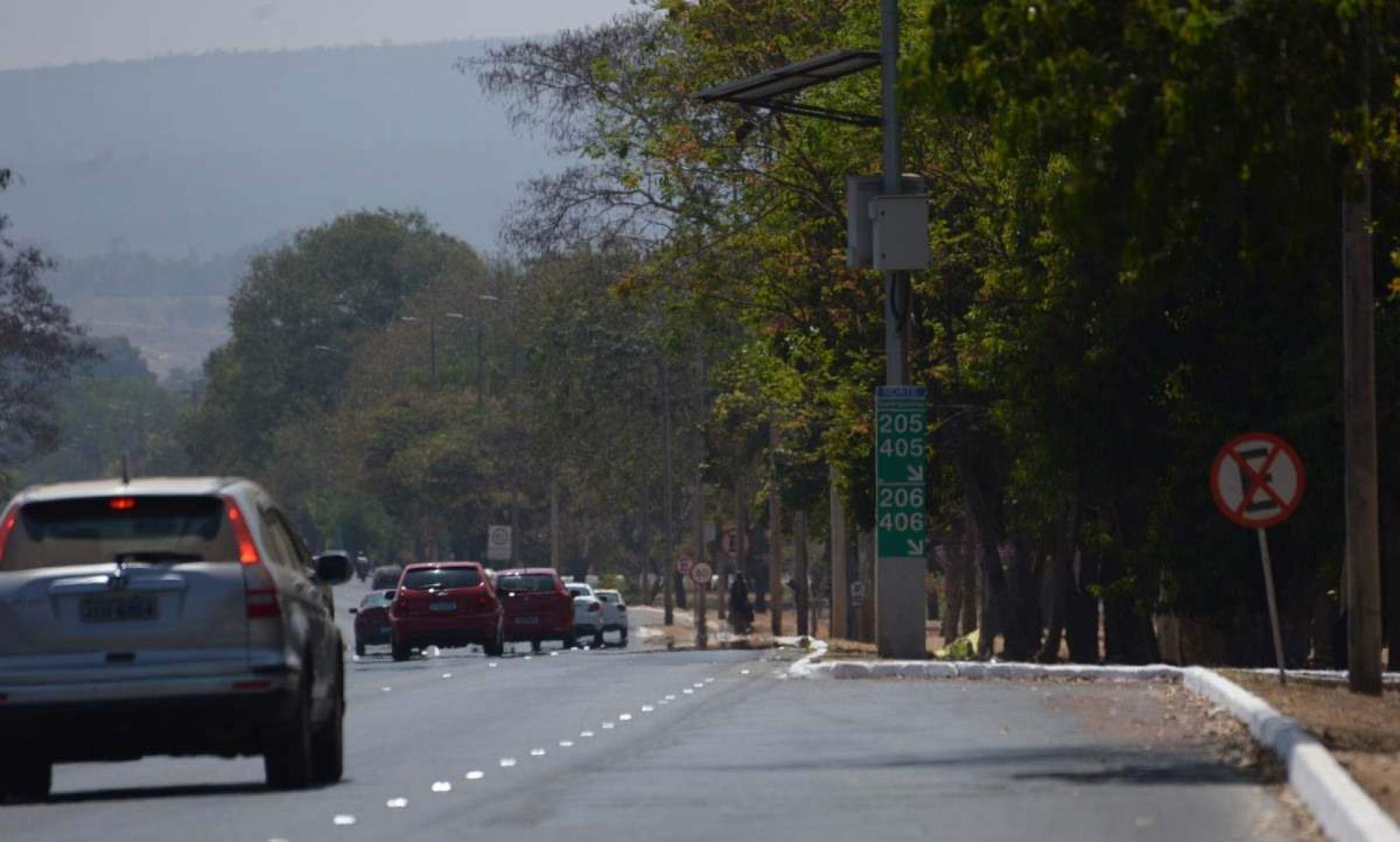 Ciclista de 23 anos é atropelado por motorista de 96, no Eixão Sul