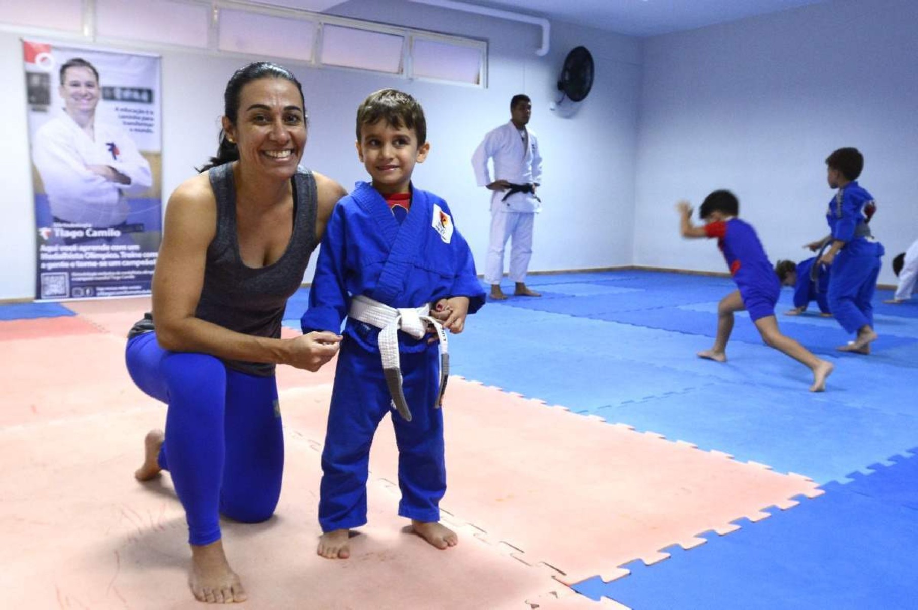 Roberta Siston com o filho Luiz Antônio Siston, que pratica judô.