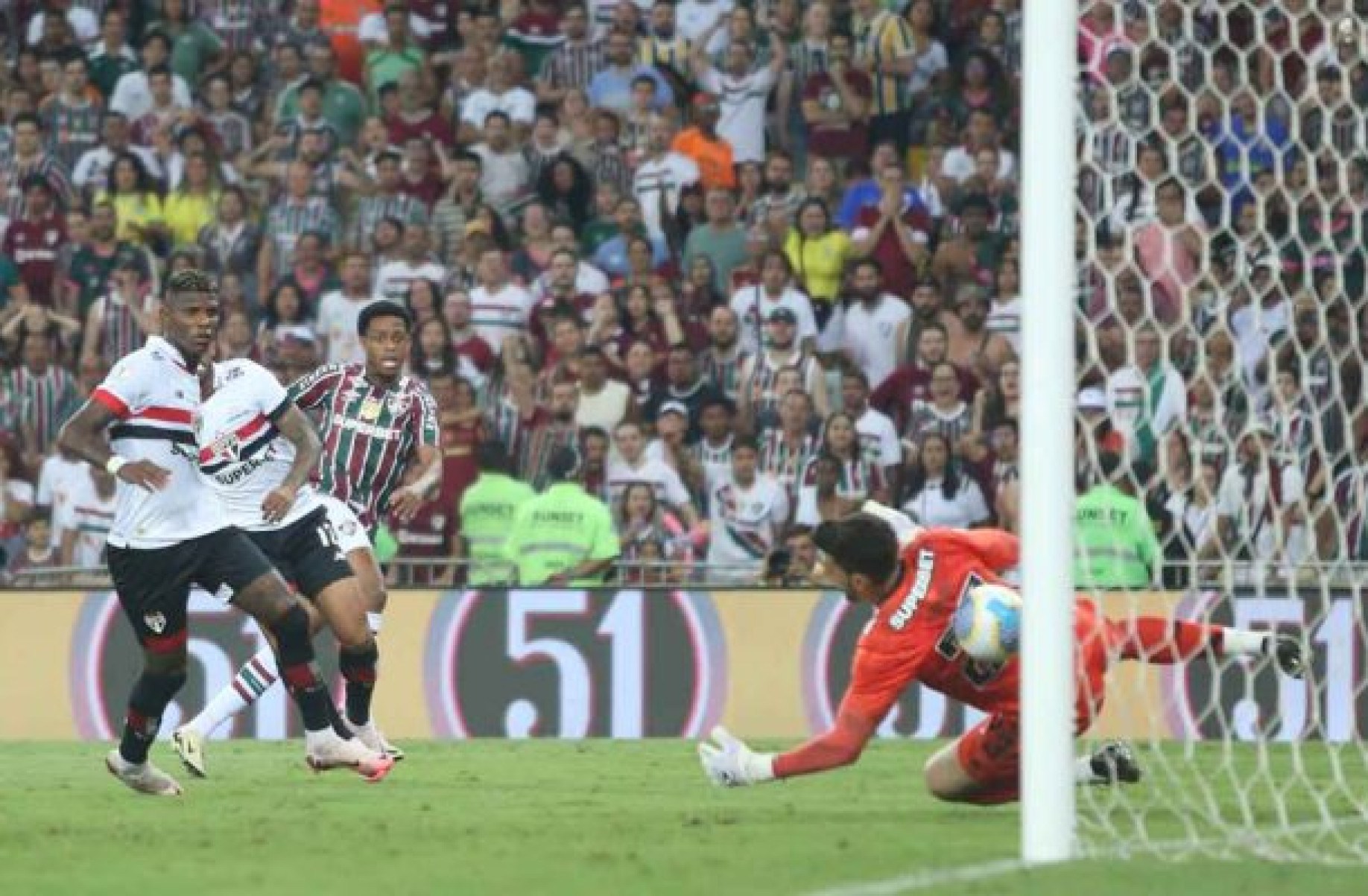 Keno completa 80 jogos com a camisa do Fluminense em noite de recomeço