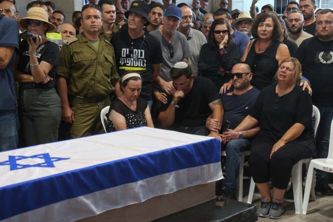 Familiares e amigos assistem ao funeral de Alexander Lobanov, um dos reféns cujo corpo foi encontrado em Gaza 