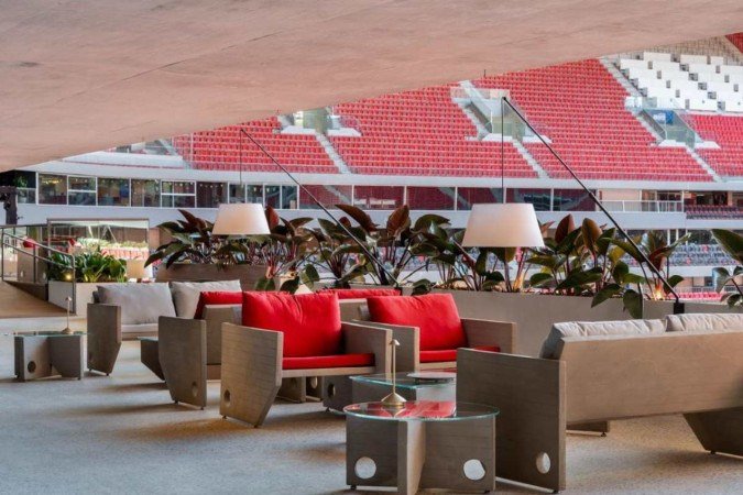 Alguns pontos mesclaram com o vermelho, conectando com a cor das arquibancadas