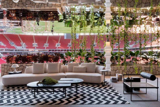 Foram incorporados elementos naturais como pedras, espelho d'água e muitas plantas no ambiente