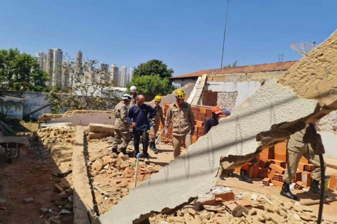 Homem fica soterrado após queda de muro em Goiânia -  (crédito: CBMGO)