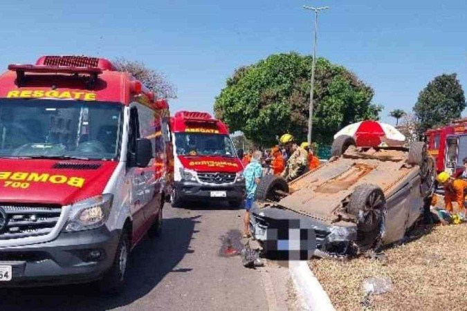 Veículo capota após acidente na Avenida Contorno no Guará -  (crédito: CBMDF)