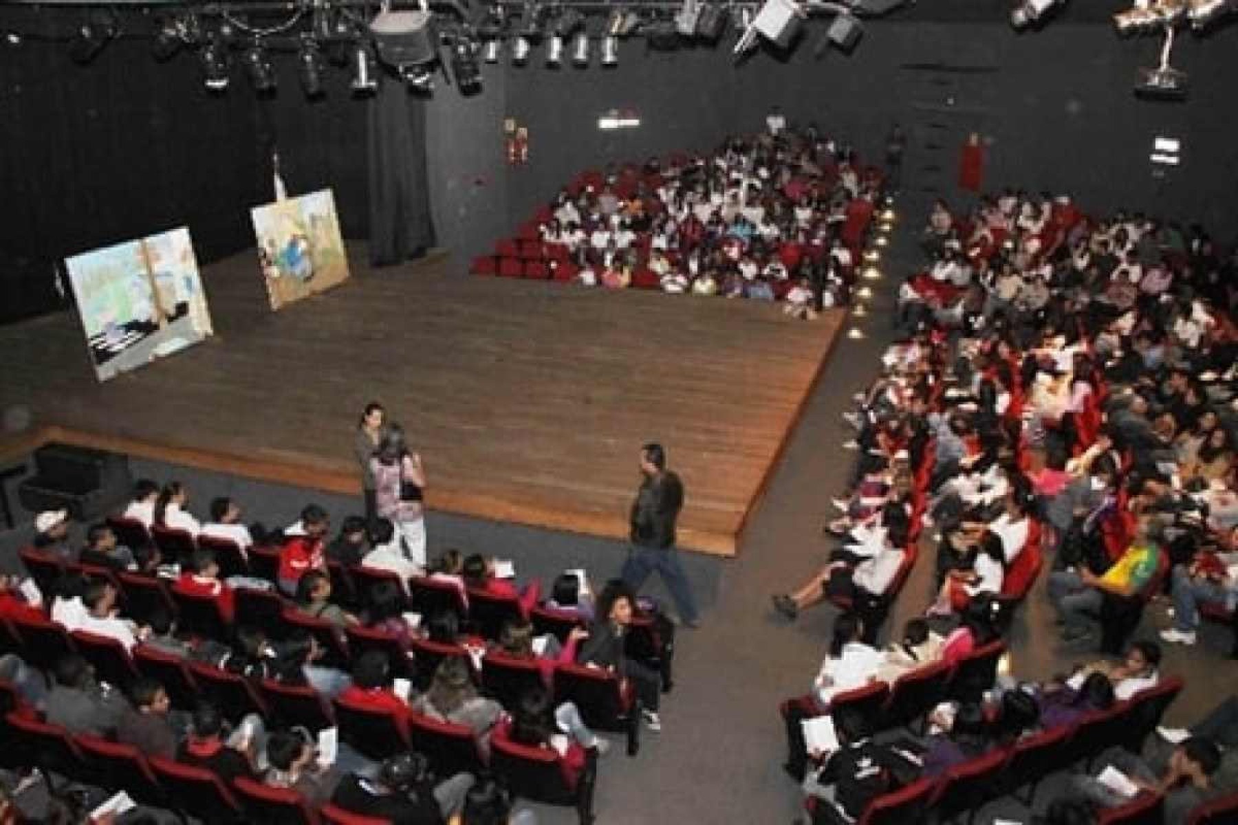 Teatro dos Bancários recebe intercâmbio cultural entre Brasil e Camarões