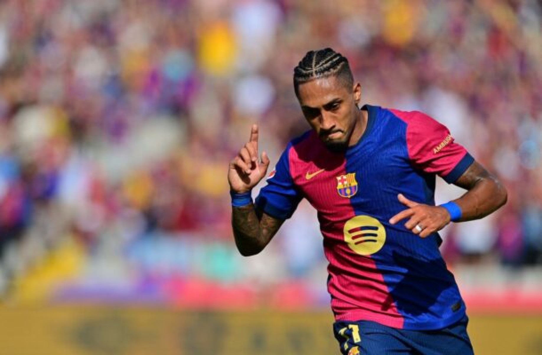  Barcelona's Brazilian forward #11 Raphinha celebrates scoring his team's first goal during the Spanish league football match between FC Barcelona and Real Valladolid FC at the Estadi Olimpic Lluis Companys in Barcelona on August 31, 2024. (Photo by MANU QUINTERO / AFP)
     -  (crédito:  AFP via Getty Images)