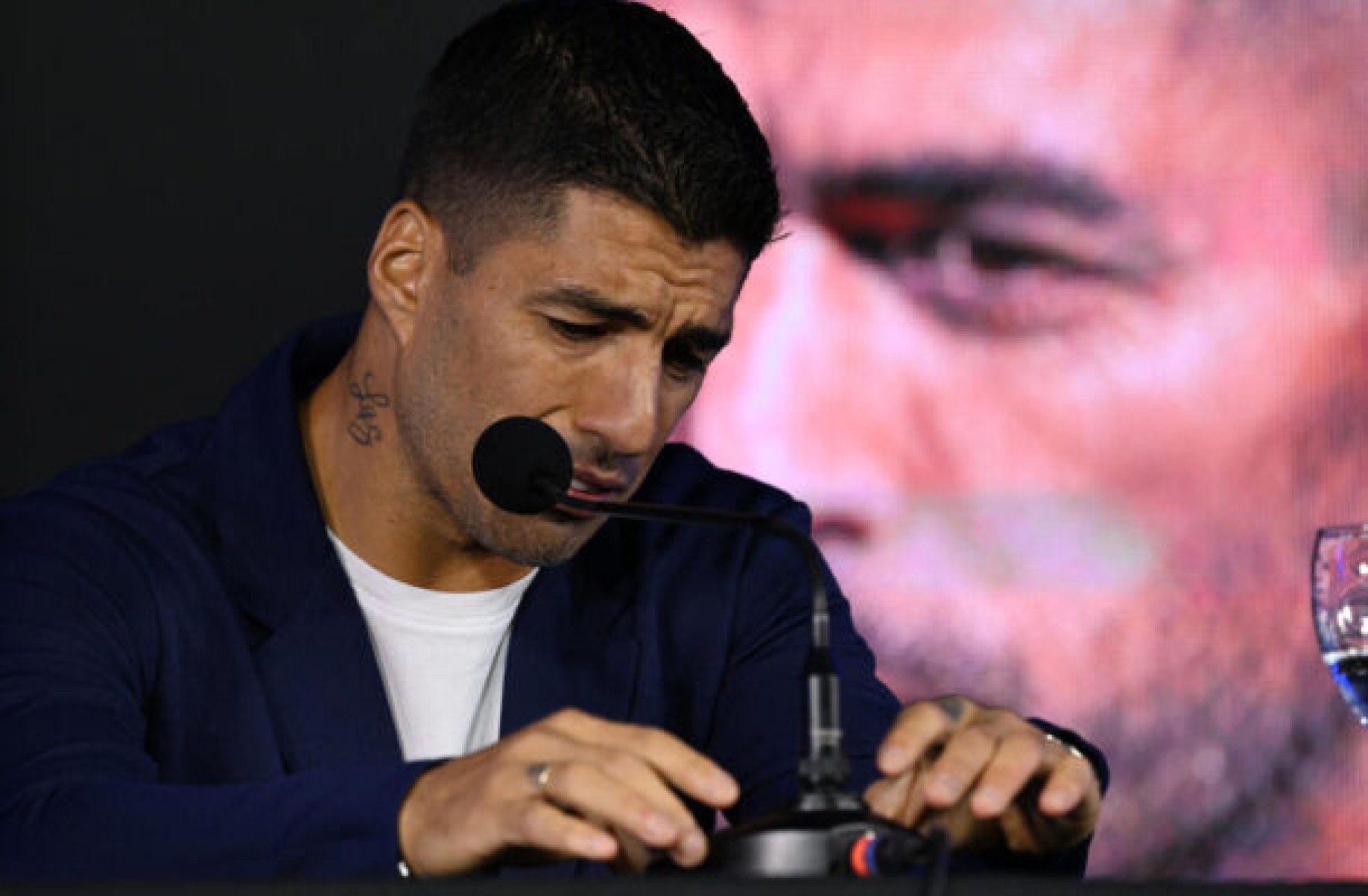 Luis Suárez se emociona em coletiva  -  (crédito: Foto: Eitan Abramovich/AFP via Getty Images)