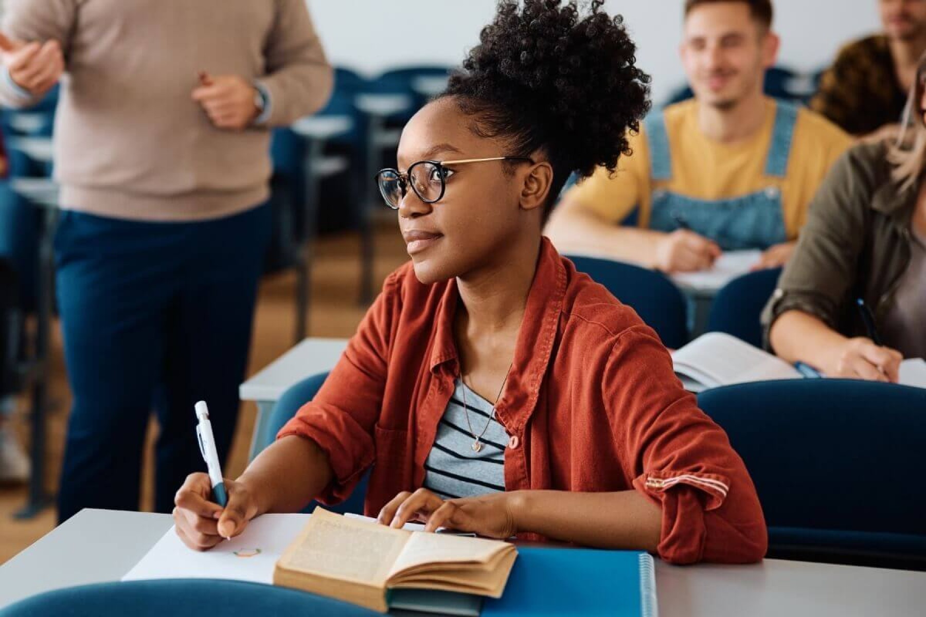 A leitura das obras obrigatórias nos vestibulares enriquece o conhecimento e a visão crítica dos estudantes (Imagem: Drazen Zigic | Shutterstock) -  (crédito: EdiCase)