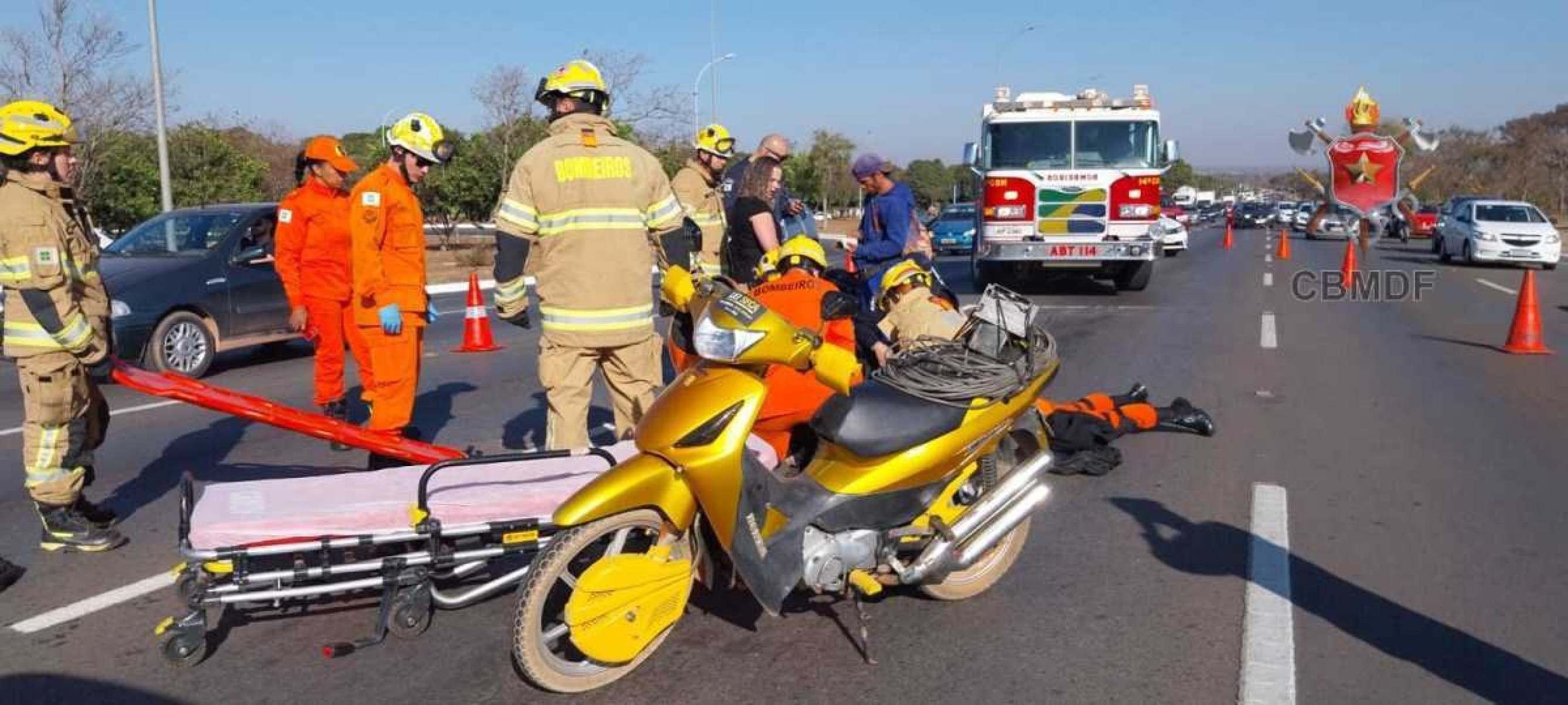 Motociclista fica ferido após colidir com carro no Eixo Monumental