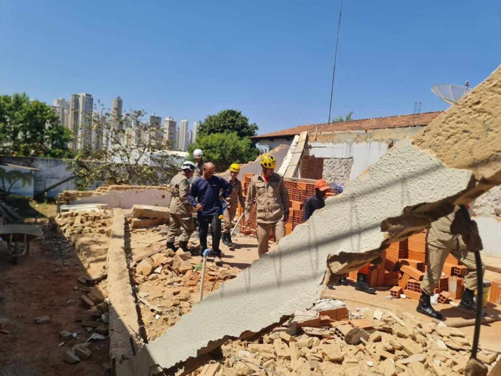 Trabalhador é soterrado após queda de muro em obra residencial