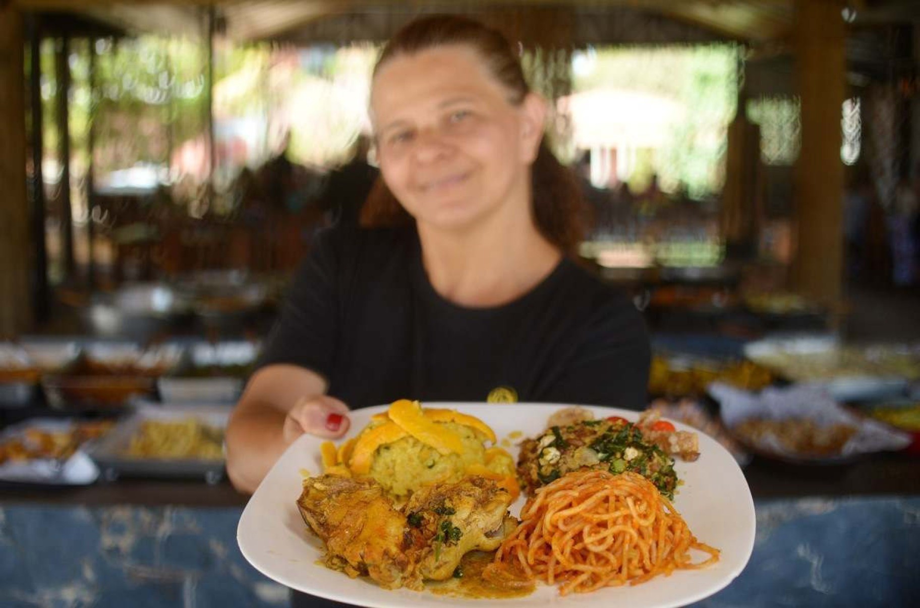 A cozinheira Tereza está no Fogão Goiano desde o início do restaurante