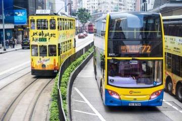 O veículo atingiu um grupo de pais e menores de idade, segundo a CCTV. Imagem meramente ilustrativa. -  (crédito: Reprodução/Freepik)