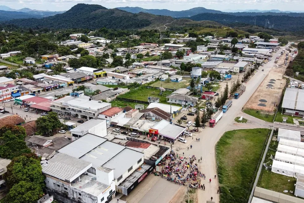 Ao longo da vida, as pessoas fazem vínculos não só com amigos e familiares, mas também laços com lugares. Geralmente, a cidade-natal traz um valor simbólico e emocional, e moradores são sepultados onde nasceram. No entanto, não é o que acontece em Pacaraima, na fronteira com a Venezuela, ao norte de Roraima. A cidade não tem cemitério por um fator curioso.  -  (crédito: Tiago Orihuela/Ale-RR/Divulgação/Arquivo)