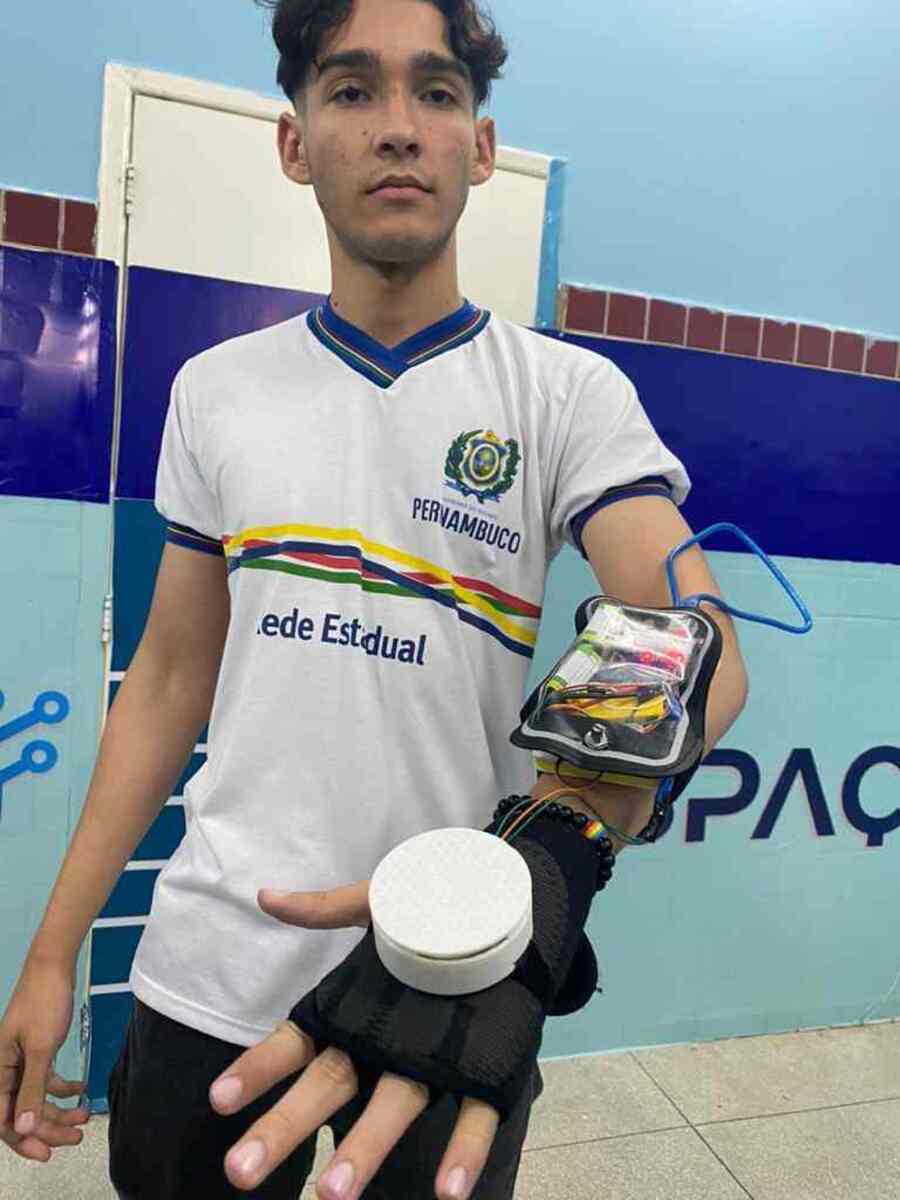 Um dos estudantes testando a luva