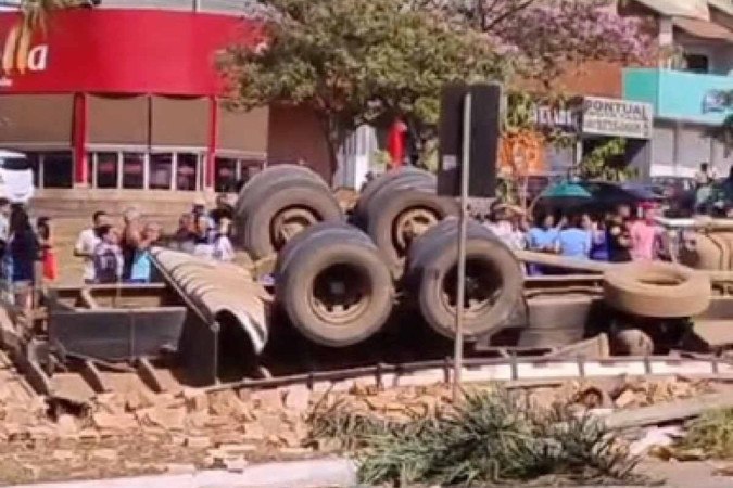 Acidente deixou dois feridos na Avenida Principal de São Sebastião -  (crédito: Reprodução/Redes sociais)