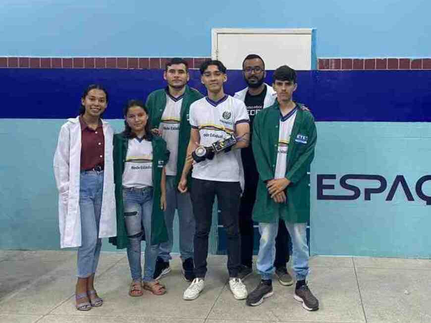 Equipe de robótica da Escola Técnica Estadual (ETE) Professor Paulo Freire, em Carnaíba, Pernambuco, desenvolve a GlovETE -  (crédito: Gustavo Bezerra)