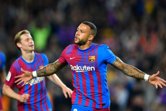  Barcelona's Dutch forward Memphis Depay celebrates scoring the opening goal during the Spanish League football match between FC Barcelona and RCD Mallorca at the Camp Nou stadium in Barcelona on May 1, 2022. (Photo by Pau BARRENA / AFP) (Photo by PAU BARRENA/AFP via Getty Images)
       -  (crédito:  AFP via Getty Images)