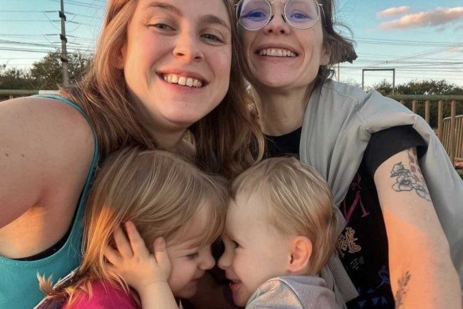  Amanda, os gêmeos Ana Lívia e Gael e Juliana. "No nosso caso, éramos só nós duas, sem redes de apoio, então essa licença era algo que eu queria muito. Estar presente nos primeiros momentos da vida dos meus filhos era um desejo muito importante para mim, então foi fundamental", compartilha Juliana.