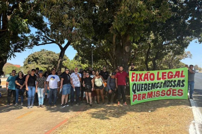 Ambulantes exibiam faixas com os dizeres: "Eixão legal. Queremos nossas permissões" -  (crédito: Letícia Guedes/CB/D.A Press)